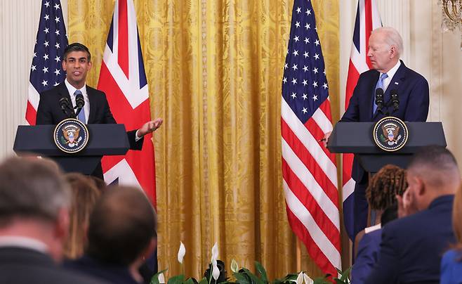 조 바이든(오른쪽) 미국 대통령이 8일(현지시간) 워싱턴DC 백악관에서 리시 수낵 영국 총리와 공동기자회견을 열고 있다. UPI연합뉴스