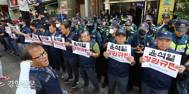 “건폭 몰아가기 중단하라” 경찰이 도심 불법집회 혐의로 민주노총 건설노조에 대한 압수수색을 실시한 9일 건설노조 조합원들이 압수수색이 진행되고 있는 서울 대림동 노조 사무실 앞에서 항의 시위를 벌이고 있다. 권도현 기자