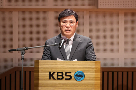 Korea Broadcasting System President and CEO Kim Eui-chul speaks during a press conference held at the company headquarters in Yeouido, western Seoul, on Thursday. [YONHAP]