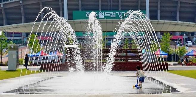 전주월드컵경기장 만남의 광장에 설치된 바닥분수