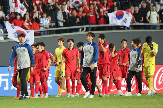 한국 20세 이하(U-20) 남자축구 대표팀이 9일(한국시간) 아르헨티나 라플라타 스타디움에서 열린 2023 국제축구연맹(FIFA) U-20 월드컵 4강전에서 이탈리아에 패한 뒤 경기장을 돌며 팬들에게 인사하고 있다. 연합뉴스