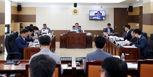 9일 열린 제288회 정례회 행정안전위원회에서 시의원들이 조례안 검토 보고를 받고 있다. 인천시의회 제공 