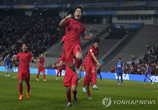 8일(현지시간) 아르헨티나 라플라타 스타디움에서 열린 U-20 월드컵 4강전 한국과 이탈리아의 경기. 전반 23분 한국 이승원(가운데)이 동점골을 넣고 환호하고 있다. [연합뉴스]