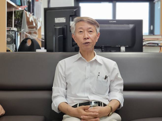 박일영 충북대 약대 교수가 지난 8일 오후 6시 청주시 오송읍 충북대 약대 캠퍼스 사무실에서 본지와 인터뷰하고 있다. / 사진=김인한 기자