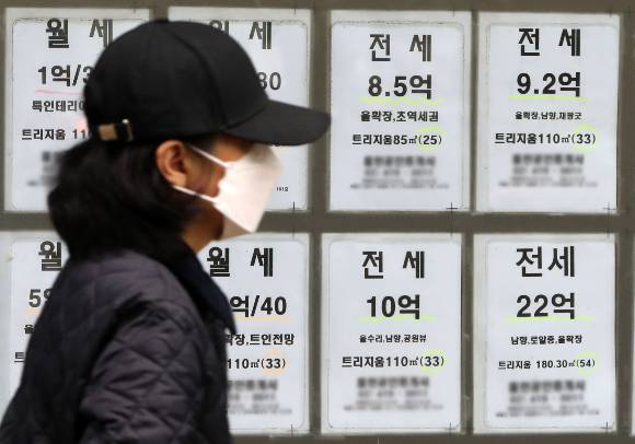 올 4월25일 서울 송파구 부동산중개업소에 아파트 전세 매물 안내문이 붙여있다./사진=뉴스1