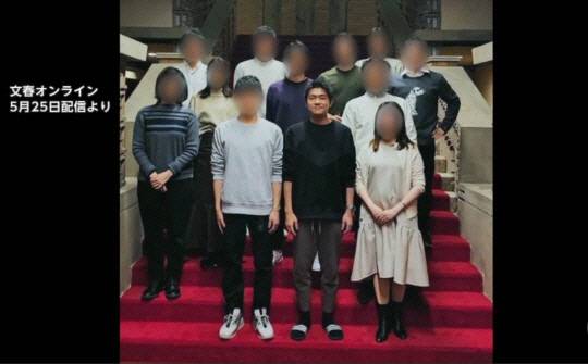 지난해 말 총리 공관에서 친척들과 신임 각료 기념촬영 패러디 사진을 찍은 쇼타로 비서관. 슈칸분순 캡처