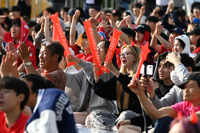 거리에 나온 붉은악마 국제축구연맹 20세 이하 월드컵 한국-이탈리아 준결승전이 열린 9일, 새벽부터 축구팬들이 서울 종로구 광화문광장에 모여 열띤 응원전을 펼치고 있다.  문호남 기자