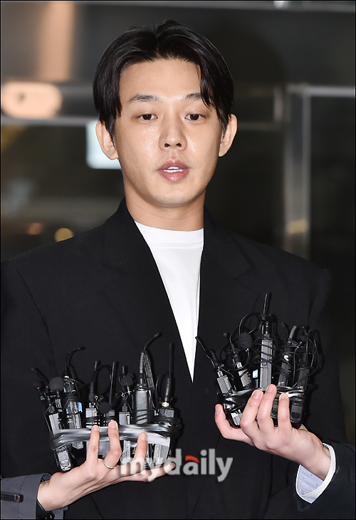 Yoo Ah-in, who is accused of Drug Oral administration, has confirmed that at least two additional types of medical drugs classified as psychotropic drugs have been Oral administration, Channel A reported on Tuesday.Channel A said yesterday that Yoo Ah-ins additional oral administration is known as midazolam, which is mainly used for sleep anesthesia, and alprazolam, an insomnia treatment.Yoo Ah-in is known to have Oral administration of five kinds of drugs such as Propofol, Hemp, Cocaine, Ketamine and Zolpidem, and it seems that there are at least seven kinds of Drugs suspected of Oral administration.The Seoul Metropolitan Police Agency Drug Crime Investigation Department said yesterday that Yoo Ah-in, who is suspected of violating the Drug Management Act, and Song A, an accomplice, will be sent to the Seoul Central District Prosecutors Office.Police arrested 21 people, including Yoo Ah-in, 8 people around him and 12 medical personnel including 10 doctors.Yoo Ah-ins acquaintance, Mr. B, who escaped abroad, issued an arrest warrant, invalidated his passport, and asked for Interpol.Police sought an arrest warrant for Yoo Ah-in, but rejected the request, citing the courts lack of fear of destroying evidence and fleeing.Yoo Ah-in, who was present at the questioning of the suspect before his arrest on Feb. 24, was asked by reporters whether he was admitting to the charges.After the warrant was dismissed on May 25, Yoo Ah-in said, I respect and appreciate the judgment given by the court. Regarding the alleged cocaine administration, he said, It is difficult to tell the truth through the media.He added, I will be faithful to the remaining procedures. Regarding the allegations of destroying the evidence, he said, There is no such fact at all.Yoo Ah-in said in a statement in March, During the time of the incident and insufficient reflection, I clearly recognized that my mistake was a mistake that can not be covered by any excuse, he said. I will be faithful to the investigation in the future, I will accept all your punishment and judgment of the law. 