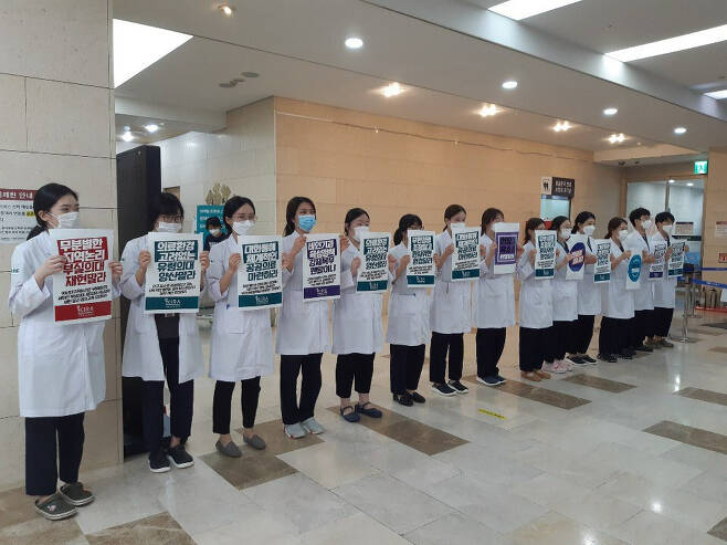 지난 2020년 의료계 총파업 당시 전공의들이 병원 내에서 피켓을 들고 시위하고 있다. 고재우 기자