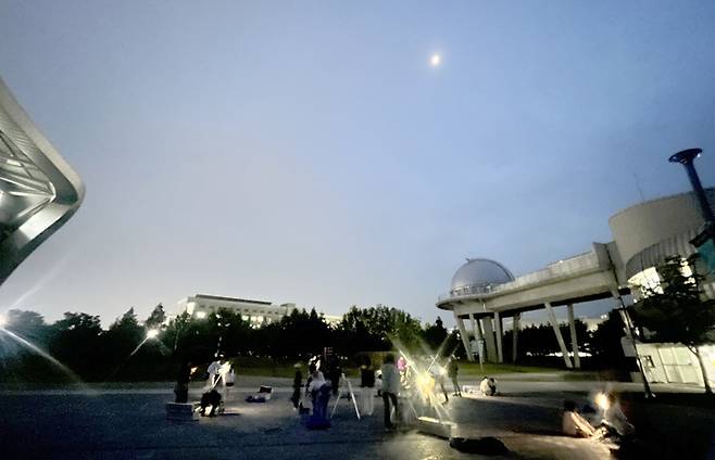 [광주=뉴시스] 국립광주과학관 밤하늘 관측대장 프로그램. (사진=국립광주과학관 제공). photo@newsis.com *재판매 및 DB 금지