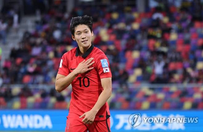 1일(현지시간) 오후 아르헨티나 산티아고 델 에스테로 스타디움에서 열린 2023 국제축구연맹(FIFA) 20세 이하(U-20) 월드컵 16강전 한국과 에콰도르의 전반전 경기에서 배준호가 두 번째 골을 넣은 뒤 기뻐하고 있다.