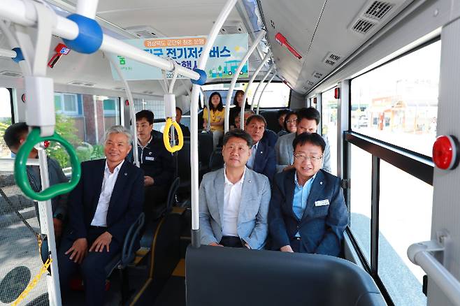 손병복 울진군수를 비롯한 관계자들이 전기저상버스를 직접 탑승해 점검하고 있다. 울진군 제공