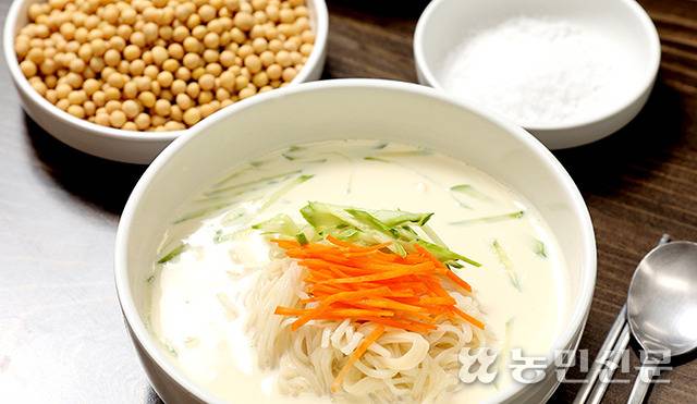 노란 장단콩을 곱게 갈아 껍질을 걸러내면 뽀얀 콩국이 나온다. 특별한 고명이나 반찬이 없어도 담백하고 고소한 맛이 계속 입맛을 당긴다. 파주=김원철 프리랜서 기자