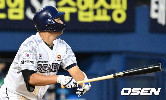 [OSEN=잠실, 조은정 기자]4회말 1사 두산 홍성호가 중견수 뒤 2루타를 날리고 있다. 2023.06.08 /cej@osen.co.kr