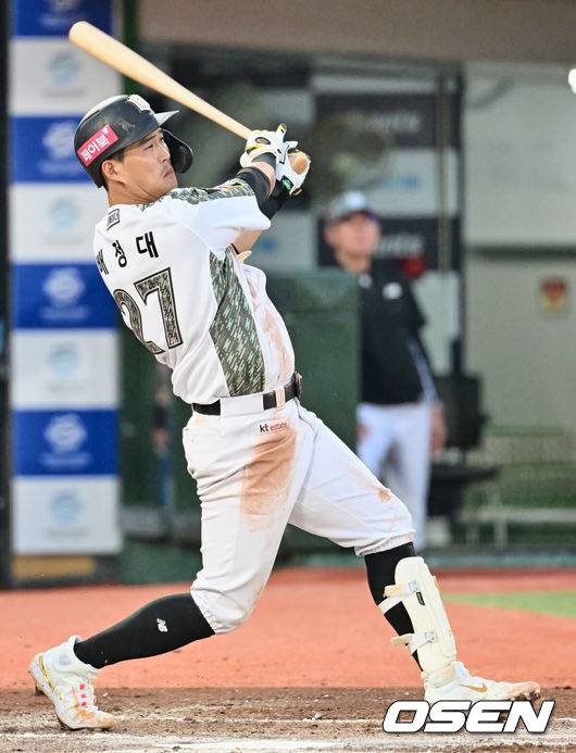 [OSEN=부산, 이석우 기자] KT 배정대가 4회초 1사 만루 2타점 적시타를 치고 있다. 2023.06.08 / foto0307@osen.co.kr
