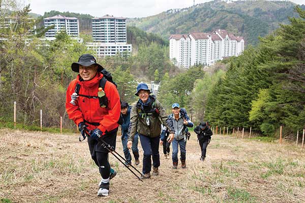 발왕산 9km를 걷는 등산대회 참가자들. 5명이 한 팀을 이뤄 산행하는 코스였다.