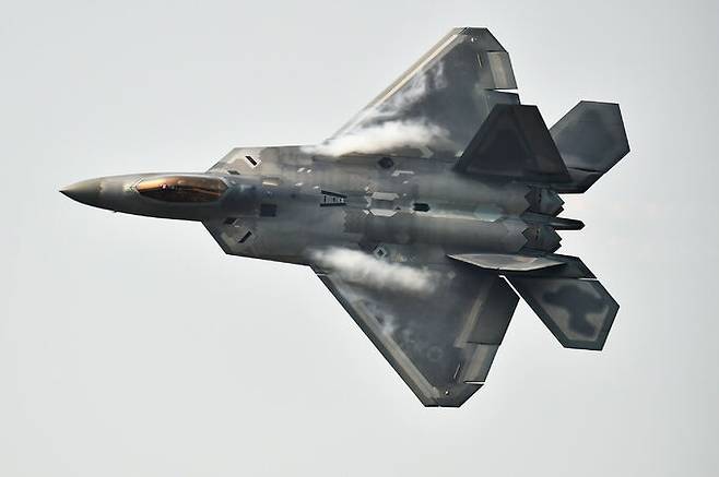 미 공군 F-22 스텔스 전투기가 비행을 하고 있다. 세계일보 자료사진