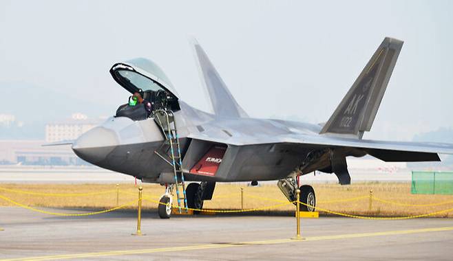 미 공군 F-22 스텔스 전투기가 지상기지에서 대기하고 있다. 세계일보 자료사진
