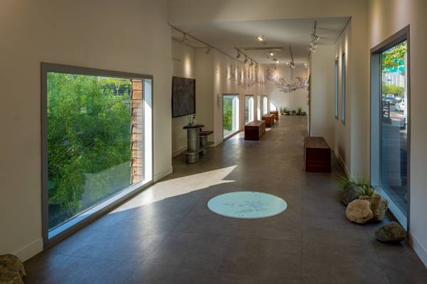 청계천판잣집테마존은 큰 창을 내어 '물멍'을 할 수 있도록 만들었다