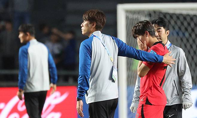 8일(현지시간) 오후 아르헨티나 라플라타 스타디움에서 열린 2023 국제축구연맹(FIFA) 20세 이하(U-20) 월드컵 4강전 한국과 이탈리아의 경기에서 1-2로 패배한 한국 최예훈을 김은중 감독이 다독이고 있다. 연합뉴스