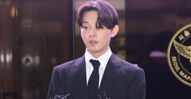 마약 투약 혐의를 받고 있는 배우 유아인이 지난달 24일 구속영장이 기각된 뒤 서울 마포경찰서를 나서고 있다. 연합뉴스