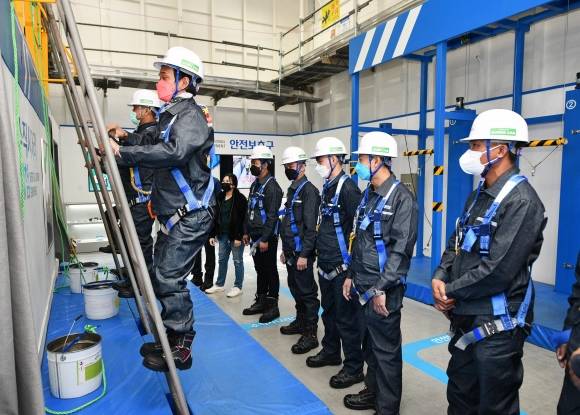 외국인 근로자들이 체험형 안전교육을 받고 있다. 서울신문DB