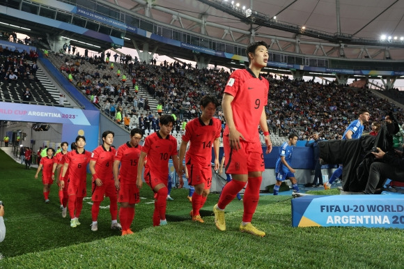 입장하는 한국 ‘4강전 돌입’ - (라플라타(아르헨티나)=뉴스1)  이승배 기자 = 8일(현지시간) 아르헨티나 라플라타 라플라 스타디움에서 열린 ‘FIFA U-20 월드컵 아르헨티나 2023’ 준결승전 한국과 이탈리아의 경기에서 한국 선수들이 입장하고 있다. 2023.6.9/뉴스1