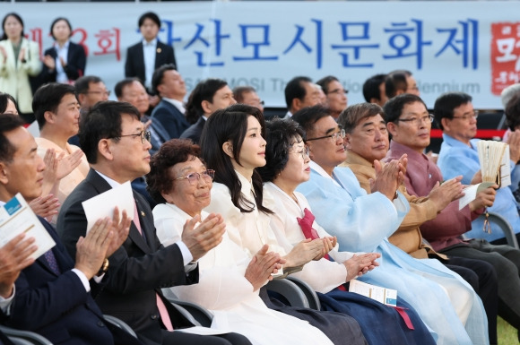 김건희 여사가 9일 충남 서천군 한산모시관 이음무대에서 열린 제33회 한산모시문화제 개막식에서 박수치고 있다. 서천 연합뉴스