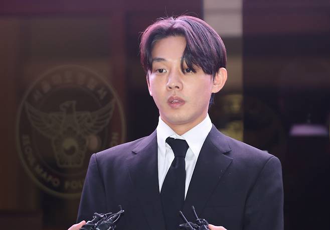마약 투약 혐의를 받고 있는 배우 유아인이 지난달 24일 구속영장이 기각된 뒤 서울 마포경찰서를 나서고 있다. ⓒ연합뉴스