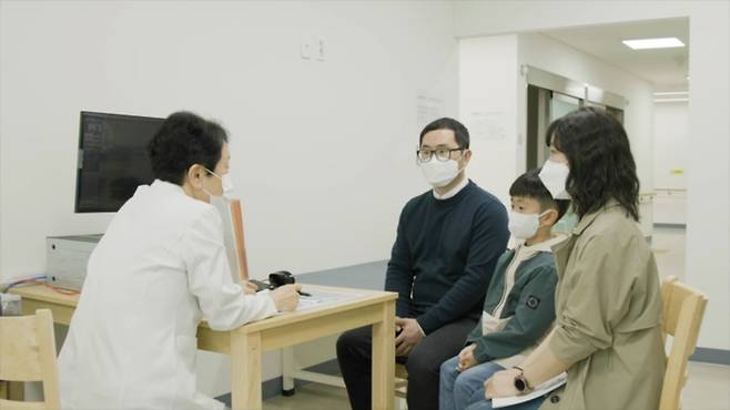 인천힘찬종합병원 김봉옥 병원장(맨 왼쪽)이 운동 선수가 꿈인 아이를 진료하고 있다.