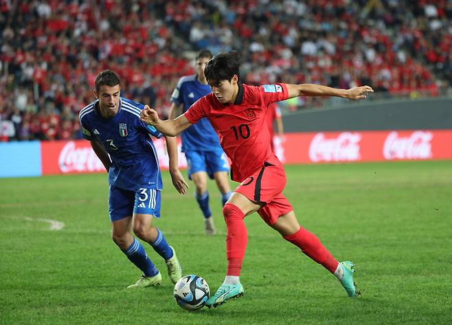 8일(현지시간) 오후 아르헨티나 라플라타 스타디움에서 열린 2023 국제축구연맹(FIFA) 20세 이하(U-20) 월드컵 4강전 한국과 이탈리아의 경기에서 배준호가 상대 골문 앞에서 슛을 시도하고 있다. 2023.6.9  연합뉴스