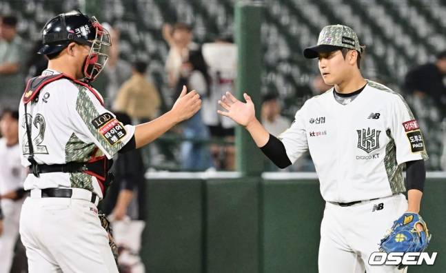 KT 박영현(오른쪽)이 8일 사직 롯데전에서 12회 말을 막아낸 후 포수 장성우와 하이파이브를 하고 있다.