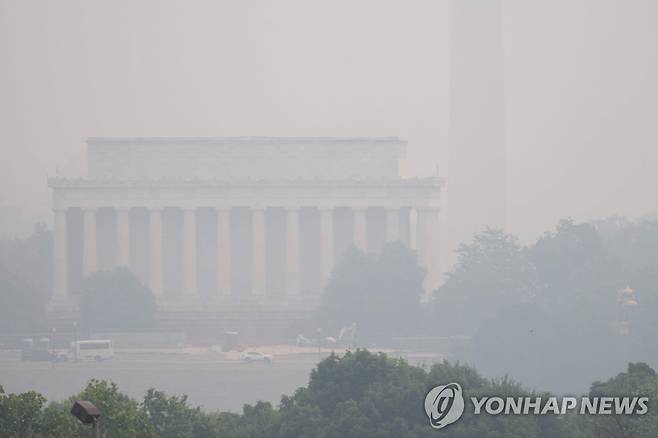 잿빛으로 변한 워싱턴DC (워싱턴 AFP=연합뉴스) 8일(현지시간) 워싱턴DC의 랜드마크인 링컨기념관(왼쪽)이 연무에 가려져 있다. 2023.6.8