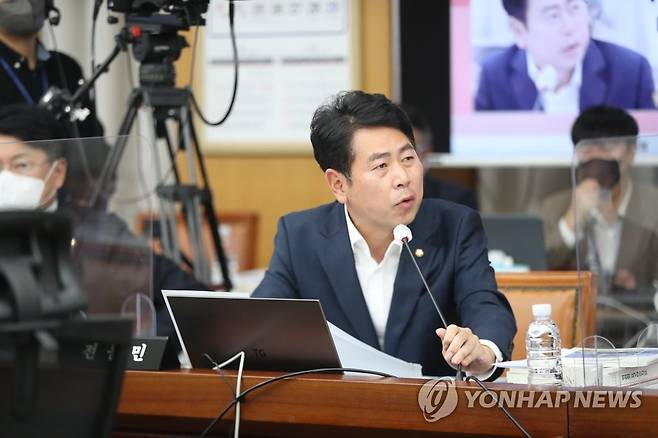 질의하는 전봉민 의원 [연합뉴스 자료사진]