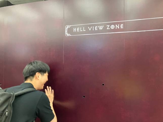 팝업스토어 한 켠에 마련된 '헬뷰존'의 모습. 디아블로4의 영상을 구멍을 통해 엿볼 수 있었다./사진=비즈워치