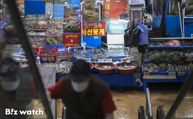 일본의&nbsp; 핵오염수 방류가 임박한 가운데 후쿠시마산 조피볼락(우럭)에서 방사성 물질 '세슘'이 식품 기준치의 180배나 검출돼 시민과 수산업자들의 불안감이 커지고 있다. 사진은 8일 노량진 수산시장 모습./사진=이명근 기자 qwe123@