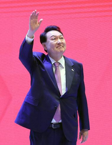 윤석열 대통령이 9일 강원 춘천시 강원대학교 백령아트센터에서 열린 강원특별자치도 출범 기념식에서 축사를 마친 뒤 손을 들어 인사하고 있다(사진=연합뉴스)