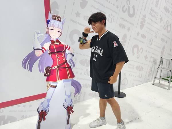 - 골쉽과 함께 기념 사진을 촬영 중인 트레이너