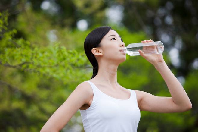 여름철에는 수시로 물을 마셔 수분 보충을 잘해야 한다. [사진=클립아트코리아]