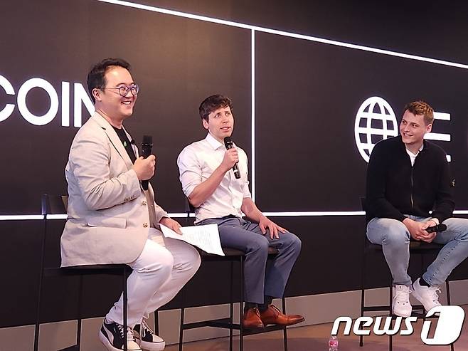 10일 서울 강남구 해시드 오피스에서 진행된 '월드코인 밋업'에서 (왼쪽부터) 손재권 더밀크 대표, 샘 올트먼 오픈AI 대표, 알렉스 블라니아(Alex Blania) 월드코인 창립자가 대담을 나누는 모습.