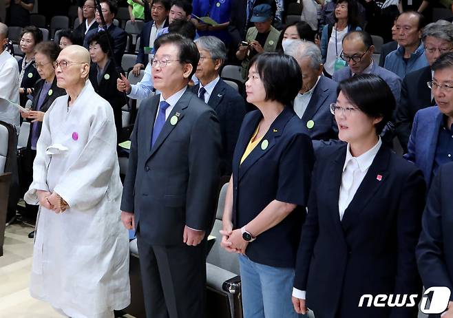 10일 오전 서울 명동대성당 꼬스트홀에서 열린 제36주년 6·10 민주항쟁 기념식에서 참석자들이 '광야에서'를 합창하고 있다. 왼쪽부터 지선 민주화운동기념사업회 이사장, 이재명 더불어민주당 대표, 이정미 정의당 대표, 윤희숙 진보당 상임대표. 2023.6.10/뉴스1 ⓒ News1 구윤성 기자