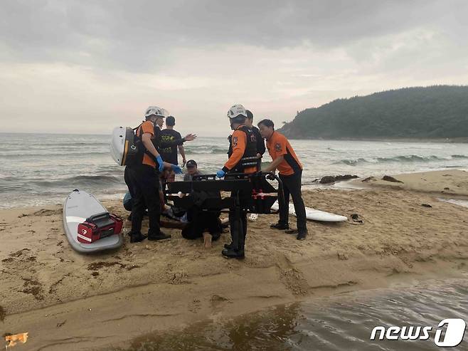 10일 오후 5시33분쯤 강원 양양군 강현면 전진리 설악해변에서 낙뢰사고가 발생, 20~40대 남성 6명이 다치는 사고가 발생했다.(강원도소방본부 제공) 2023.6.10/뉴스1