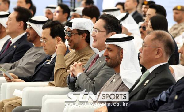 셰이크 만수르 현 맨체스터 시티 구단주(중앙의 검은 선글라스). 사진┃뉴시스