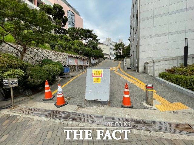 동덕여대는 사고 발생 직후 차단봉을 세우는 등 사고 현장 인근의 차량통행을 통제했다. 이를 두고 학생들은 "충분히 예방할 수 있었다"고 비판했다. /이장원 인턴기자