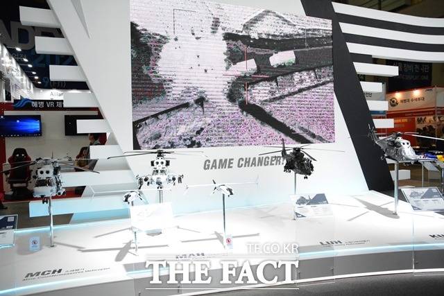 KAI가 부산 벡스코에서 열린 MADEX 2023에서 수리온 기반의 다양한 함선 탑재 헬기를 비롯한 파생 모델의 모형을 전시하고 있다. /김태환 기자