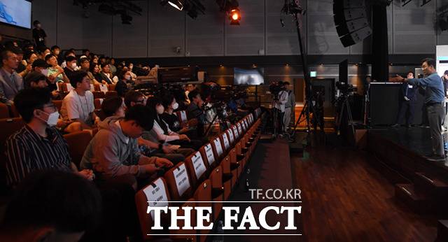 150명의 참관인이 생방송에 앞서 리허설을 지켜보고 있다.