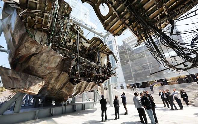 3월26일 오전 경기도 평택시 해군 제2함대 사령부에서 열린 '제13주기 천안함 46용사 추모식'에서 참석자들이 천안함을 살펴보고 있다. [이미지출처=연합뉴스]