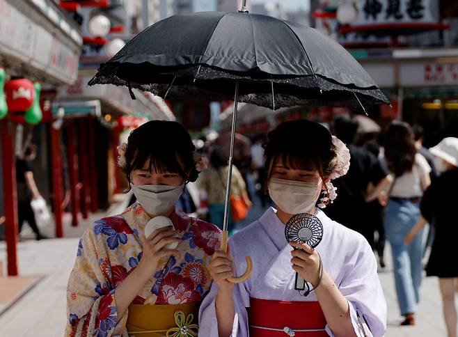 일본의 1분기 성장률이 예상보다 높은 0.7%를 기록하고 4월 경상수지 흑자가 작년보다 76.3% 늘어나는 등 일본 경제에 활력이 돌고 있다. 사진은 일본 도쿄 아사쿠사 지역에서 여성들이 기모노를 입고 지나가는 모습./로이터
