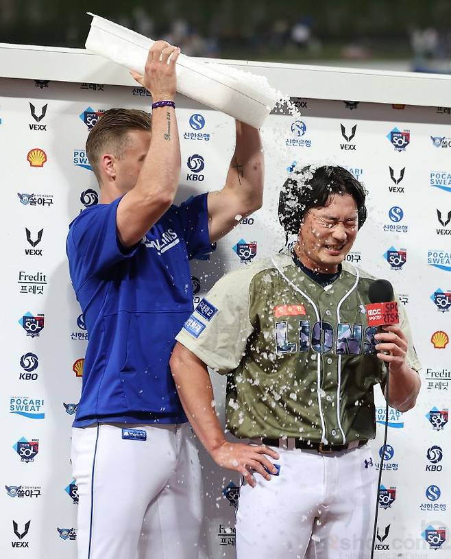 물세례 받는 오승환. 사진제공=삼성 라이온즈