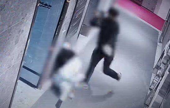 사건 당시 CCTV에 담긴 폭행 모습.ⓒSBS '그것이 알고싶다'